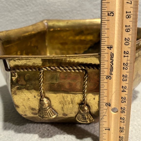 Vintage metal brass bronze hammered fruit basket planter twisted rope tassel - Picture 6 of 8